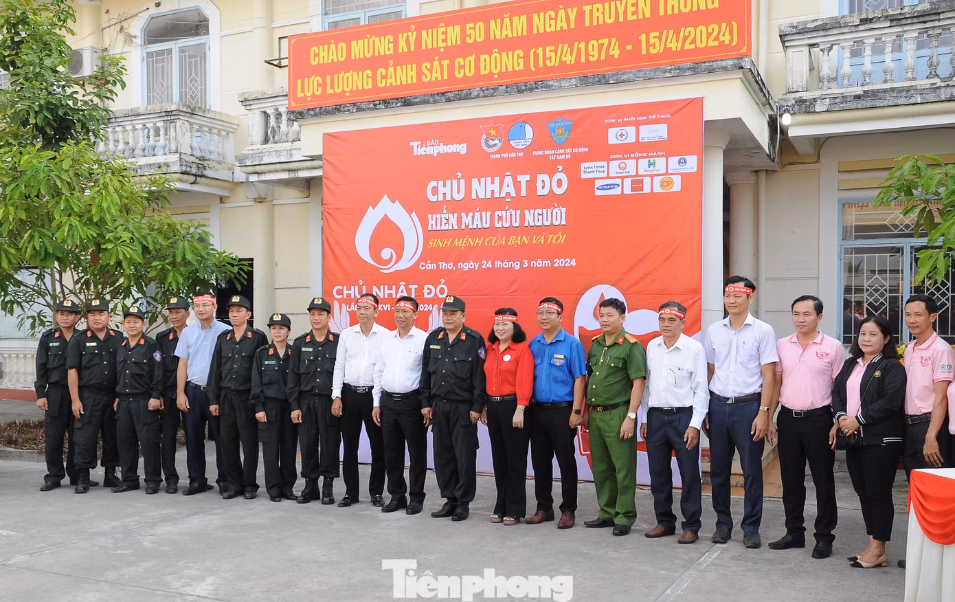 Đại biểu chụp ảnh lưu niệm.