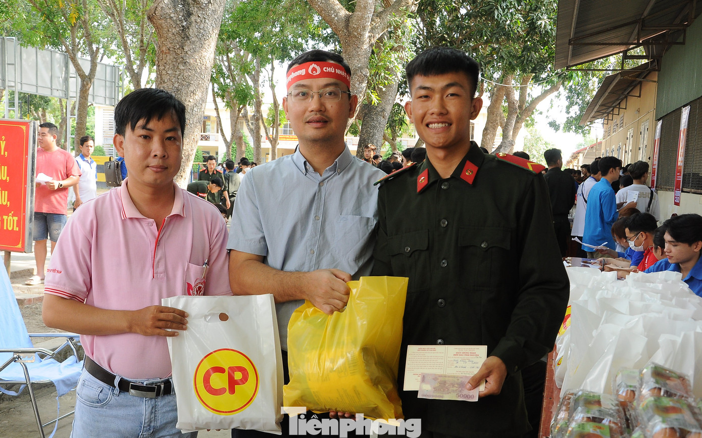 Đại diện Công ty CP Chăn nuôi C.P Việt Nam và Báo Tiền Phong tặng quà cho người hiến máu. Công ty C.P Việt Nam đã đồng hành với chương trình Chủ Nhật Đỏ trong những năm qua. Đại diện Công ty CP Chăn nuôi C.P Việt Nam và Báo Tiền Phong tặng quà cho người hiến máu. Công ty C.P Việt Nam đã đồng hành với chương trình Chủ Nhật Đỏ trong những năm qua.