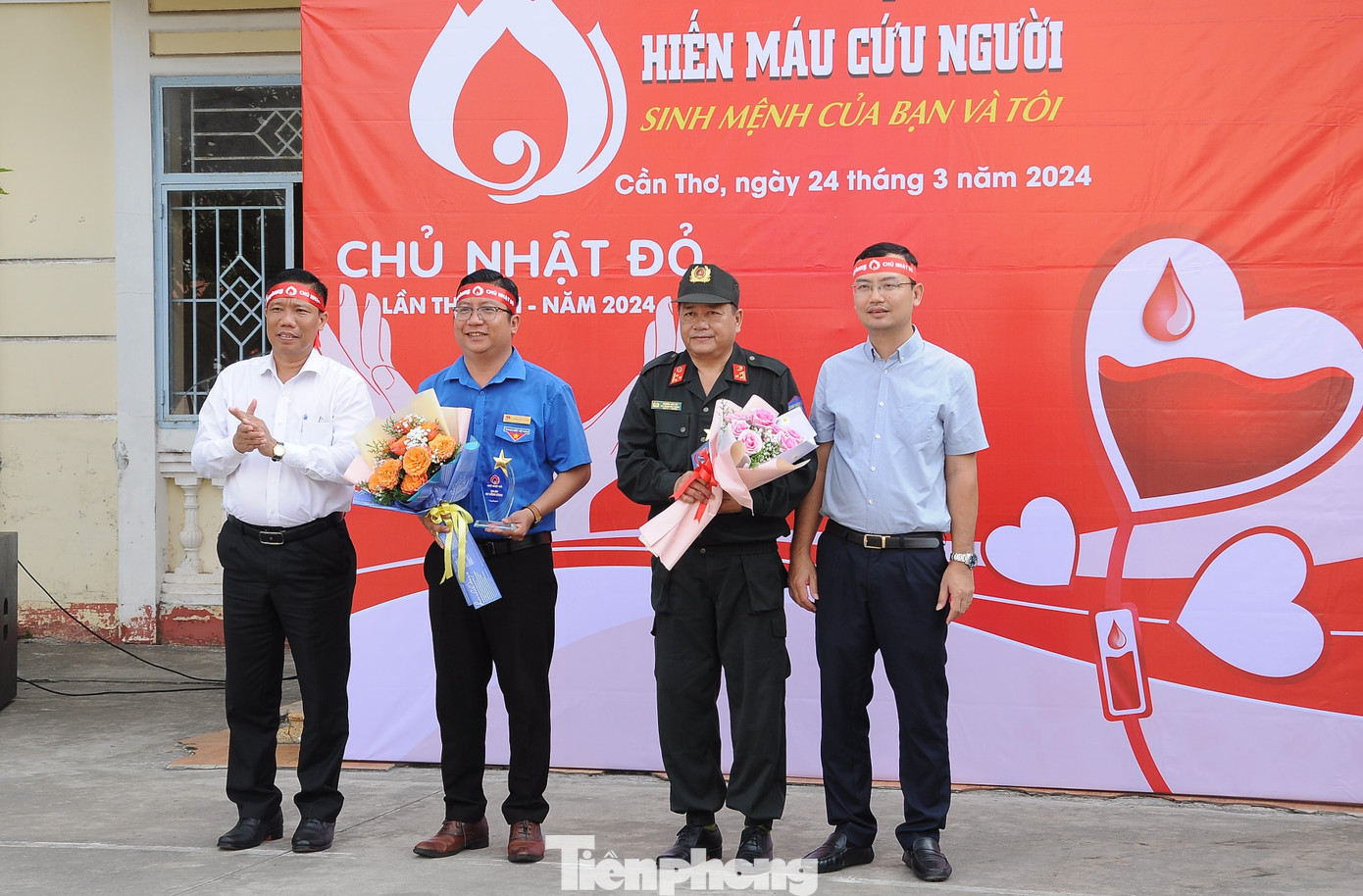 Lãnh đạo UBND TP Cần Thơ và đại diện Báo Tiền Phong trao Kỷ niệm chương đồng hành tổ chức Chủ Nhật Đỏ trong nhiều năm qua tại TP Cần Thơ cho các đơn vị. Lãnh đạo UBND TP Cần Thơ và đại diện Báo Tiền Phong trao Kỷ niệm chương đồng hành tổ chức Chủ Nhật Đỏ trong nhiều năm qua tại TP Cần Thơ cho các đơn vị.