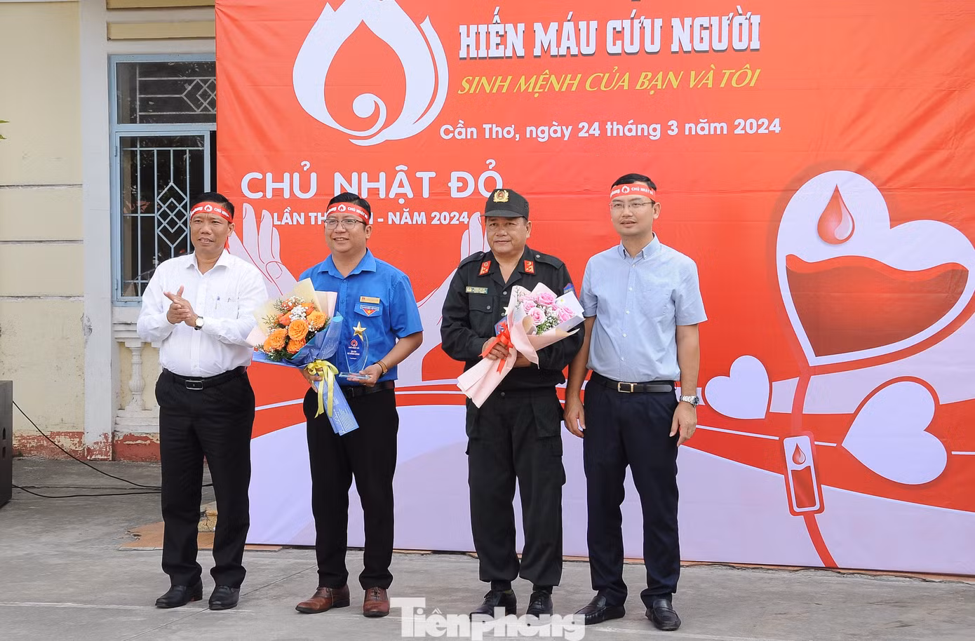 Lãnh đạo UBND TP Cần Thơ và đại diện Báo Tiền Phong trao Kỷ niệm chương đồng hành tổ chức Chủ Nhật Đỏ trong nhiều năm qua tại TP Cần Thơ cho các đơn vị.