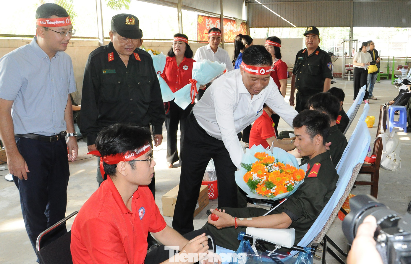 Lãnh đạo UBND TP. Cần Thơ, Trung đoàn Cảnh sát cơ động Tây Nam Bộ, Báo Tiền Phong thăm hỏi các chiến sĩ tham gia hiến máu. Lãnh đạo UBND TP. Cần Thơ, Trung đoàn Cảnh sát cơ động Tây Nam Bộ, Báo Tiền Phong thăm hỏi các chiến sĩ tham gia hiến máu.