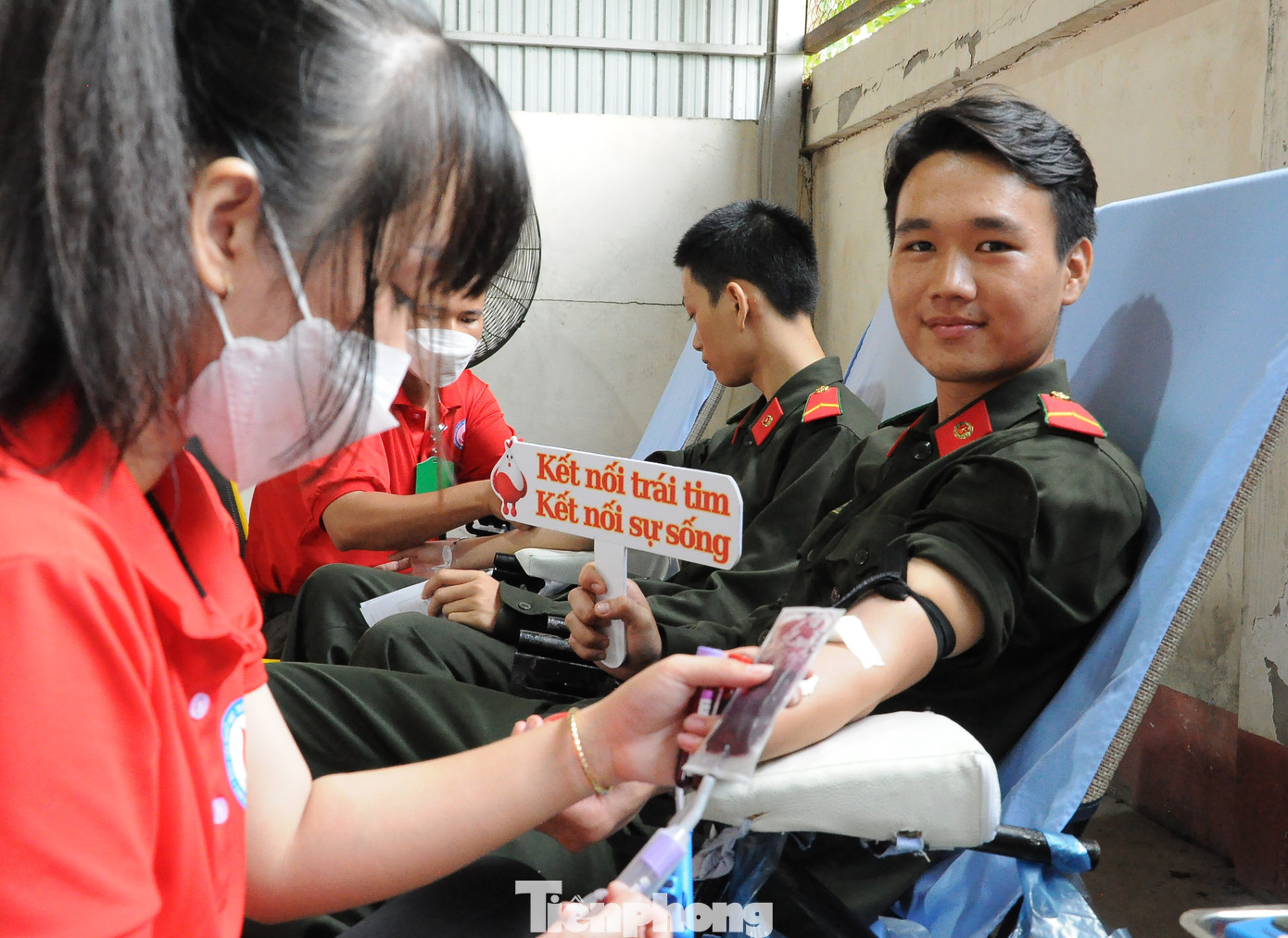 Binh nhì Phùng Phạm Thanh Danh, Tiểu đoàn 1, Trung đoàn Cảnh sát cơ động hiến máu tại ngày hội. Binh nhì Phùng Phạm Thanh Danh, Tiểu đoàn 1, Trung đoàn Cảnh sát cơ động hiến máu tại ngày hội.