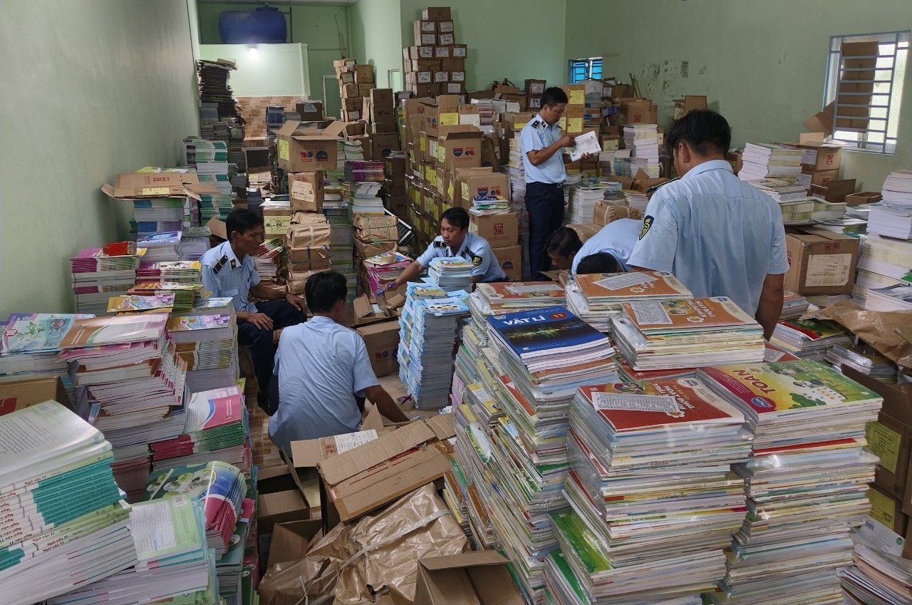 Số sách giáo khoa giả được phát hiện lớn nhất từ trước đến nay trên địa bàn tỉnh Hậu Giang. Số sách giáo khoa giả được phát hiện lớn nhất từ trước đến nay trên địa bàn tỉnh Hậu Giang.