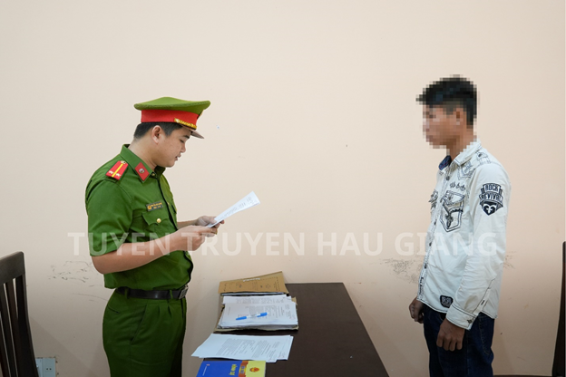 Cơ quan điều tra tống đạt các quyết định đối với Lê Quang Tiền. Ảnh: Thế Phong Cơ quan điều tra tống đạt các quyết định đối với Lê Quang Tiền. Ảnh: Thế Phong