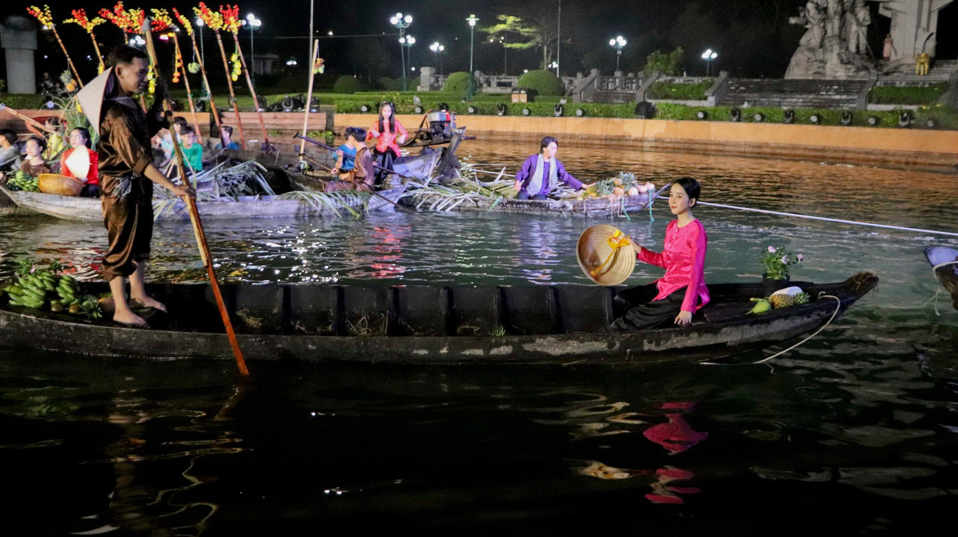 Chương trình nghệ thuật "Tình anh bán chiếu" là một trong nhiều hoạt động tại Tuần lễ Du lịch với Văn hóa và Ẩm thực tỉnh Hậu Giang năm 2023, được sân khấu hóa trên bến dưới thuyền, tái hiện chợ nổi và đám cưới miền Tây làm nền cho vở cải lương "Tình anh bán chiếu". Ảnh: Hồng Thái.