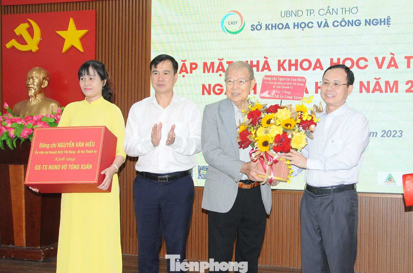 Lãnh đạo thành phố Cần Thơ chúc mừng GS Võ Tòng Xuân vừa nhận giải thưởng VinFuture. Ảnh: Cảnh Kỳ