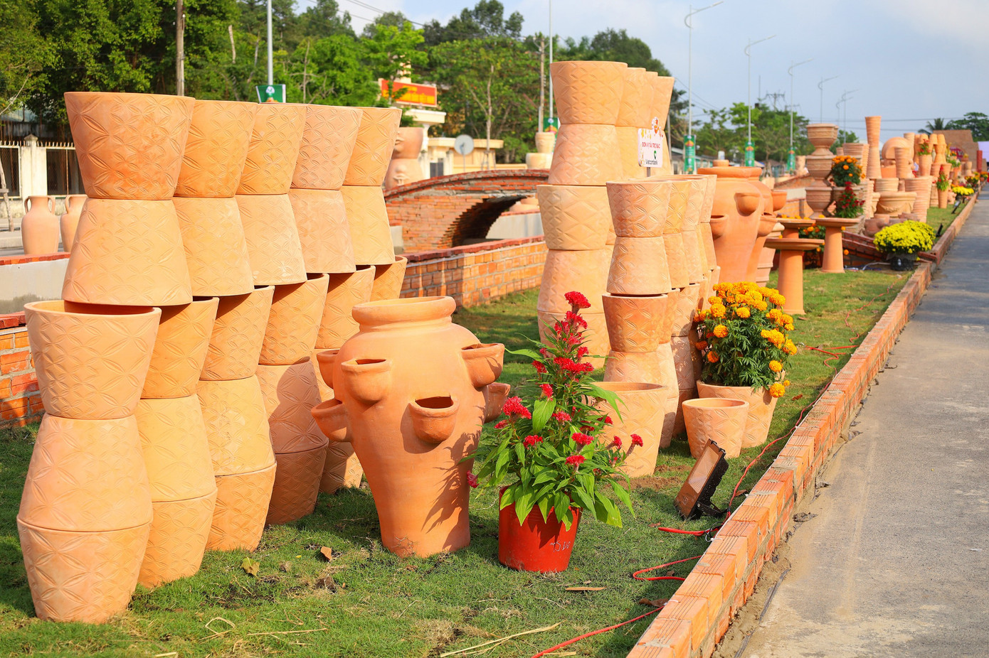 Đường gốm và hoa dài 700m, rộng hơn 9m, sử dụng trên 2.000 sản phẩm gốm đỏ các loại của địa phương sản xuất, trải dài từ cổng chào đến khu hành chính tỉnh. Đường gốm và hoa dài 700m, rộng hơn 9m, sử dụng trên 2.000 sản phẩm gốm đỏ các loại của địa phương sản xuất, trải dài từ cổng chào đến khu hành chính tỉnh.