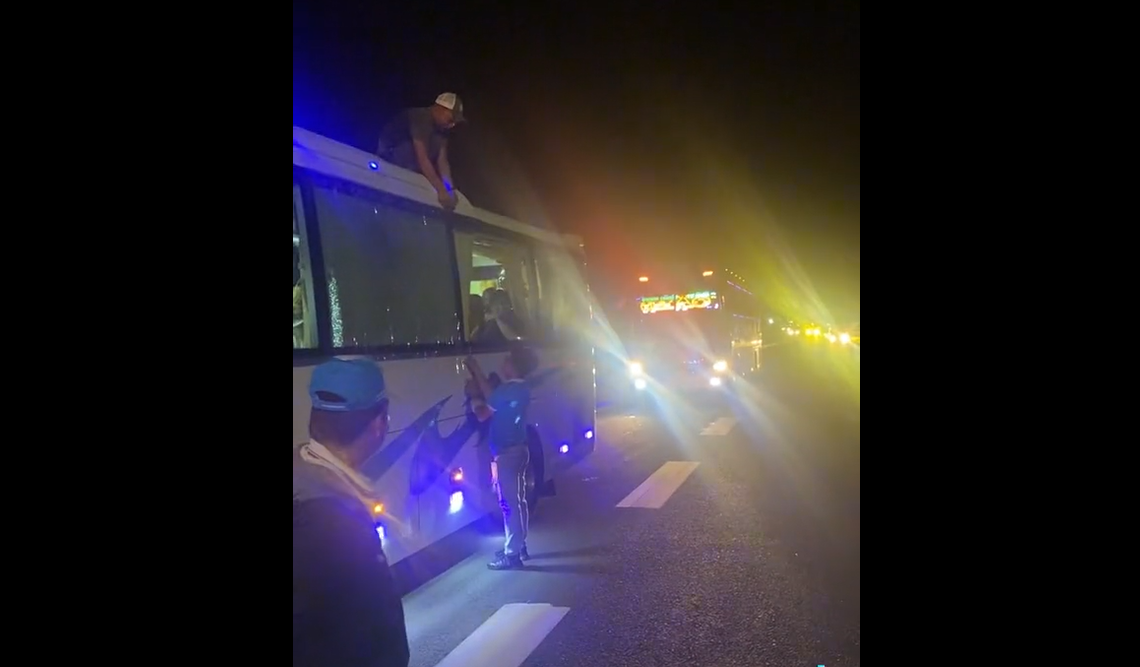 Nhiều xe khách phải dừng để dán lại kính đêm 28/6. Ảnh cắt từ video Nhiều xe khách phải dừng để dán lại kính đêm 28/6. Ảnh cắt từ video