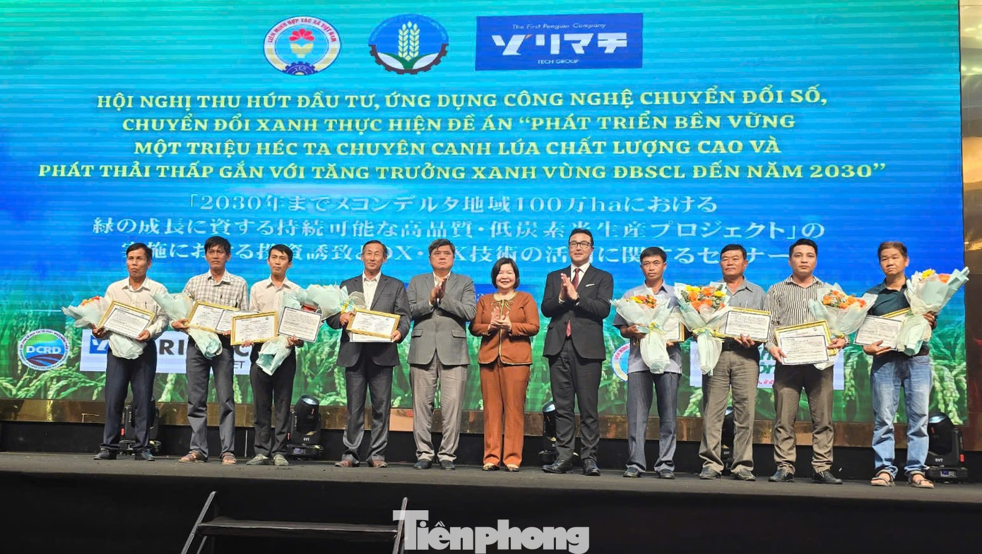 Trao giải thưởng HTX tiên phong ứng dụng phần mềm chuyển đổi số. Ảnh: CK.