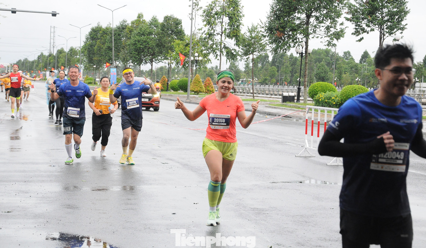 Giải Mekong Delta Marathon diễn ra sáng 16/7, trong điều kiện có mưa.