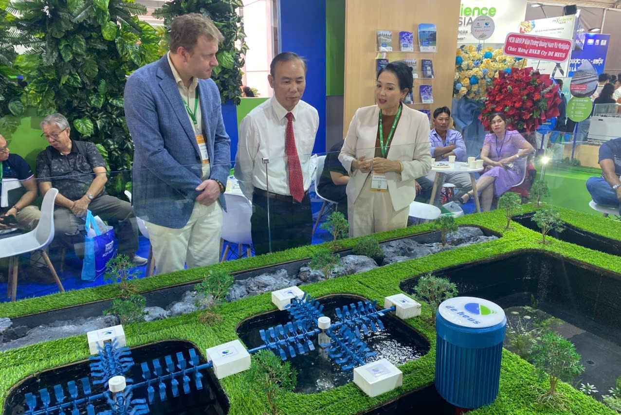 Thứ trưởng Phùng Đức Tiến (áo trắng) cùng đại biểu tham quan mô hình nuôi tôm tại hội chợ. Thứ trưởng Phùng Đức Tiến (áo trắng) cùng đại biểu tham quan mô hình nuôi tôm tại hội chợ.