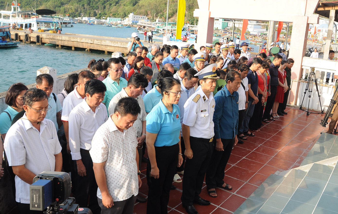 Đoàn dâng hương tại đài tưởng niệm ở xã An Sơn, tưởng nhớ gần 500 ngư dân bị thiệt mạng trong cơn bão số 5 năm 1997. Đoàn dâng hương tại đài tưởng niệm ở xã An Sơn, tưởng nhớ gần 500 ngư dân bị thiệt mạng trong cơn bão số 5 năm 1997.