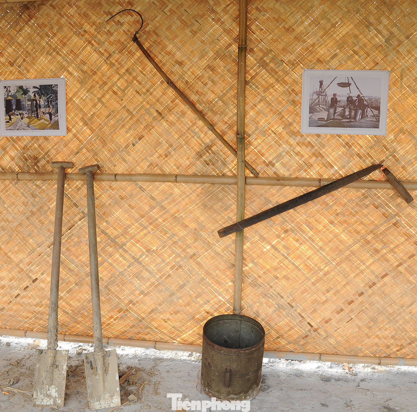 Giai đoạn 1 là thời kỳ sản xuất nông nghiệp sơ khai, sử dụng sức lao động của con người là chủ yếu; một số ít hộ có điều kiện thì sử dụng súc vật làm sức kéo. Triển lãm có các mô hình công cụ lao động như: áo tơi, gàu tát nước, cuốc, xẻng, mai, thuổng, đòn xóc, đòn gánh, quang gánh, cày, bừa, cối xay lúa, cối xay bột, cối giã gạo, néo đập lúa, trục lăn, cối đá lỗ, thúng, mủng, dần, sàng, nong, nia, xảo, rổ, xuồng bè… Giai đoạn 1 là thời kỳ sản xuất nông nghiệp sơ khai, sử dụng sức lao động của con người là chủ yếu; một số ít hộ có điều kiện thì sử dụng súc vật làm sức kéo. Triển lãm có các mô hình công cụ lao động như: áo tơi, gàu tát nước, cuốc, xẻng, mai, thuổng, đòn xóc, đòn gánh, quang gánh, cày, bừa, cối xay lúa, cối xay bột, cối giã gạo, néo đập lúa, trục lăn, cối đá lỗ, thúng, mủng, dần, sàng, nong, nia, xảo, rổ, xuồng bè…