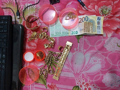 Số tiền, vàng ông Đời giao nộp cơ quan công an. Số tiền, vàng ông Đời giao nộp cơ quan công an.