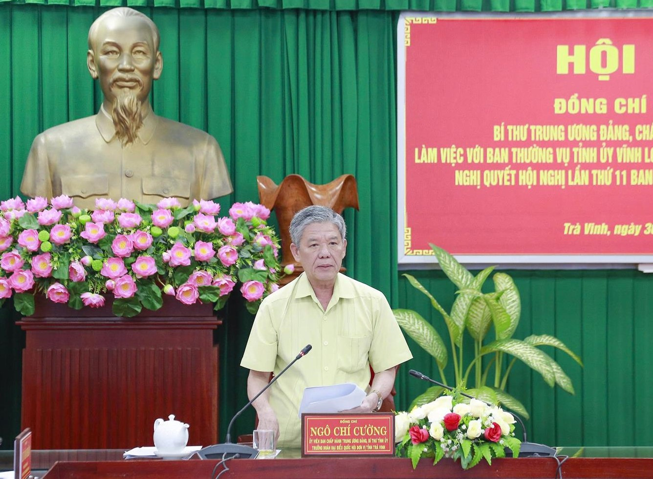 Bí thư Tỉnh ủy Trà Vinh - Ngô Chí Cường báo cáo tại cuộc họp. Ảnh: QB