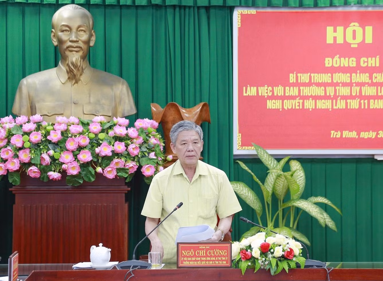 Bí thư Tỉnh ủy Trà Vinh - Ngô Chí Cường báo cáo tại cuộc họp. Ảnh: QB