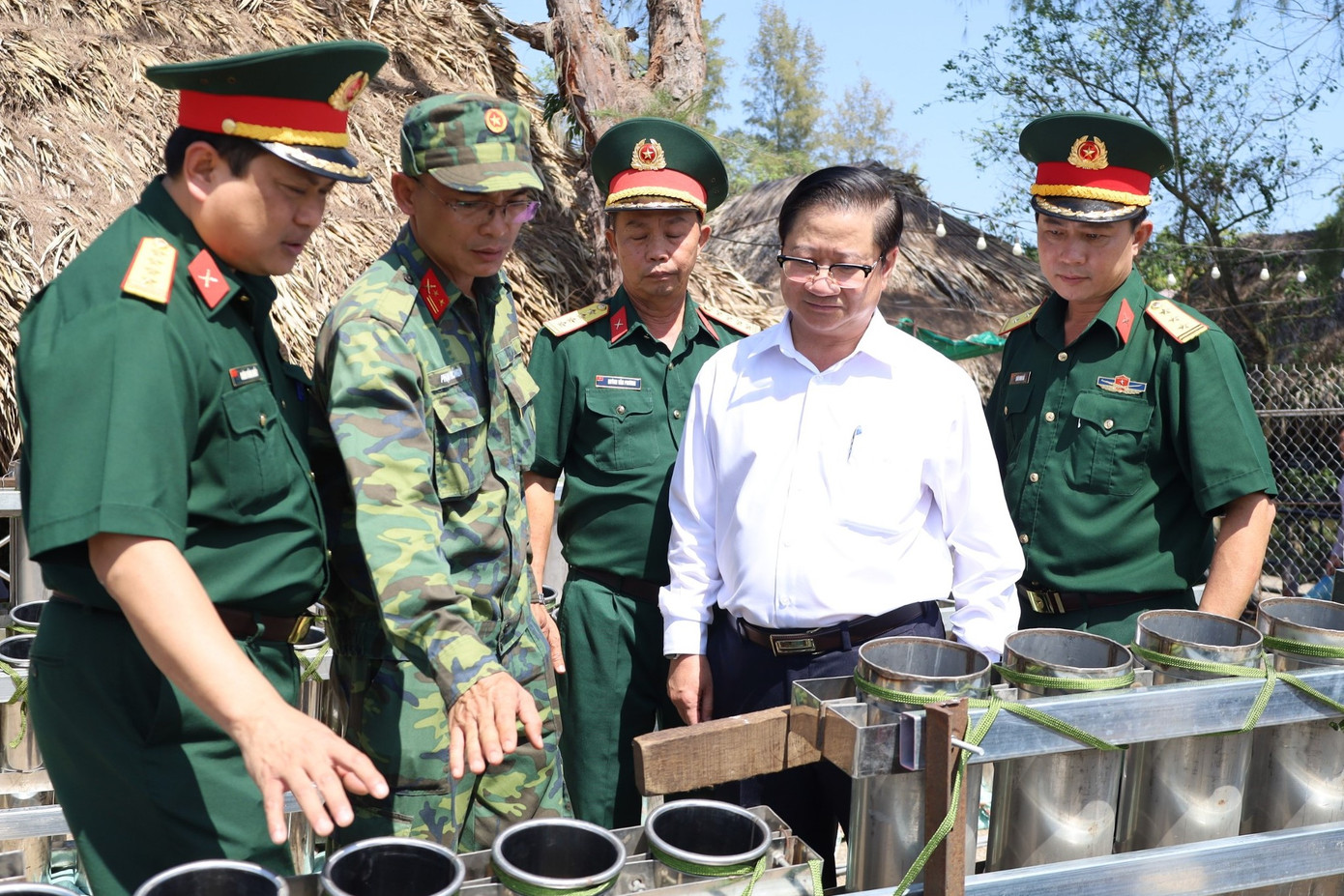 Chủ tịch UBND TP Cần Thơ Trần Việt Trường kiểm tra trận địa pháo hoa.