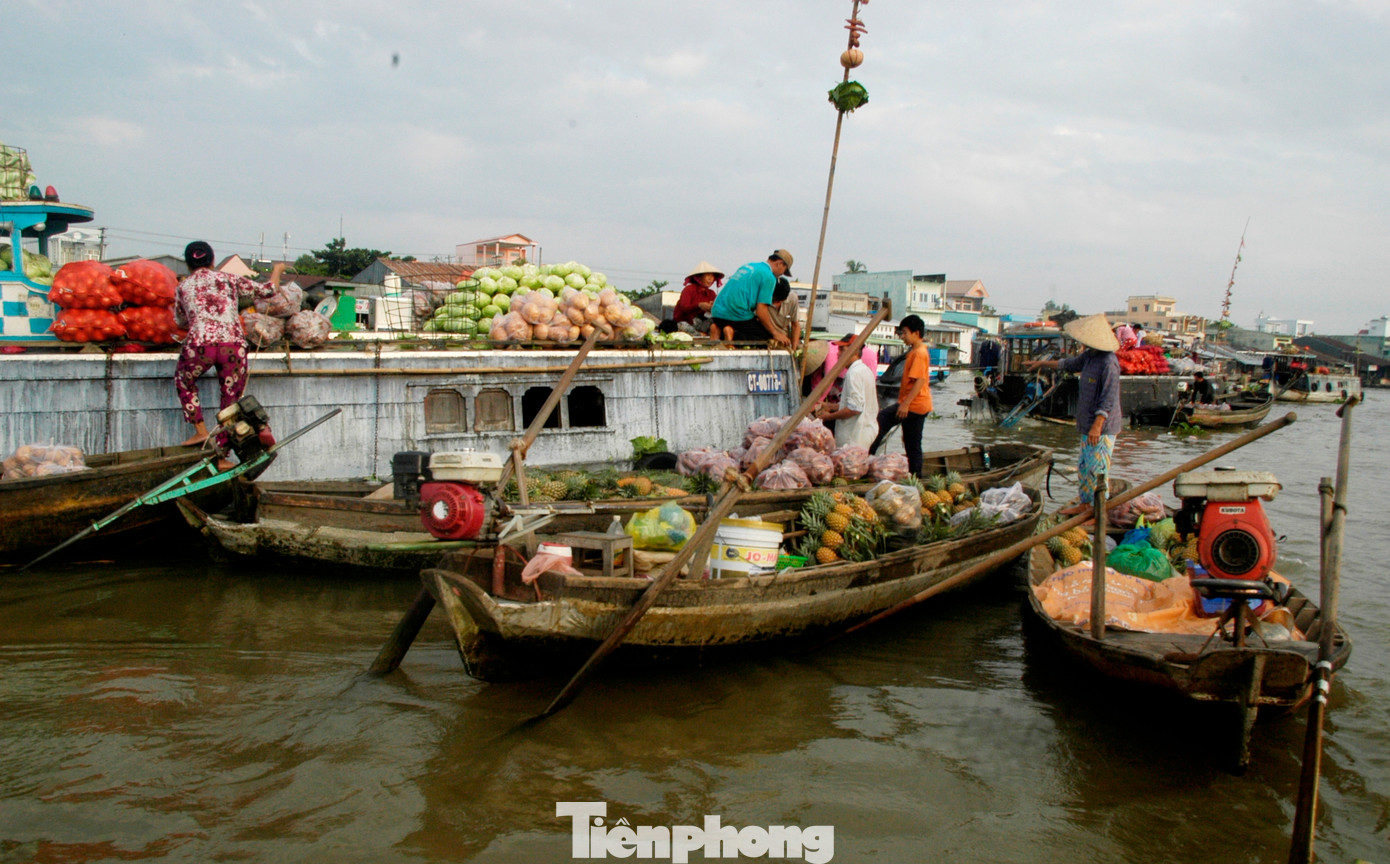 Hoạt động mua bán tại chợ nổi Cái Răng. Ảnh: Cảnh Kỳ. Hoạt động mua bán tại chợ nổi Cái Răng. Ảnh: Cảnh Kỳ.