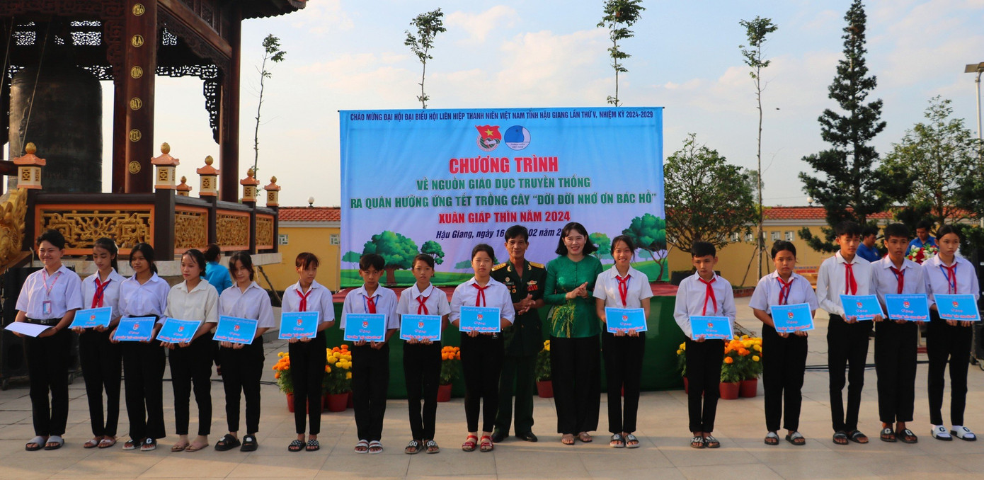 Bà Hồ Thu Ánh - Phó Chủ tịch UBND tỉnh Hậu Giang và Đại tá Đỗ Hà Thái - Phó ban Liên lạc truyền thống Lữ đoàn Pháo binh 6 (Quân khu 9) trao học bổng Thắp sáng ước mơ Tuổi trẻ Hậu Giang.