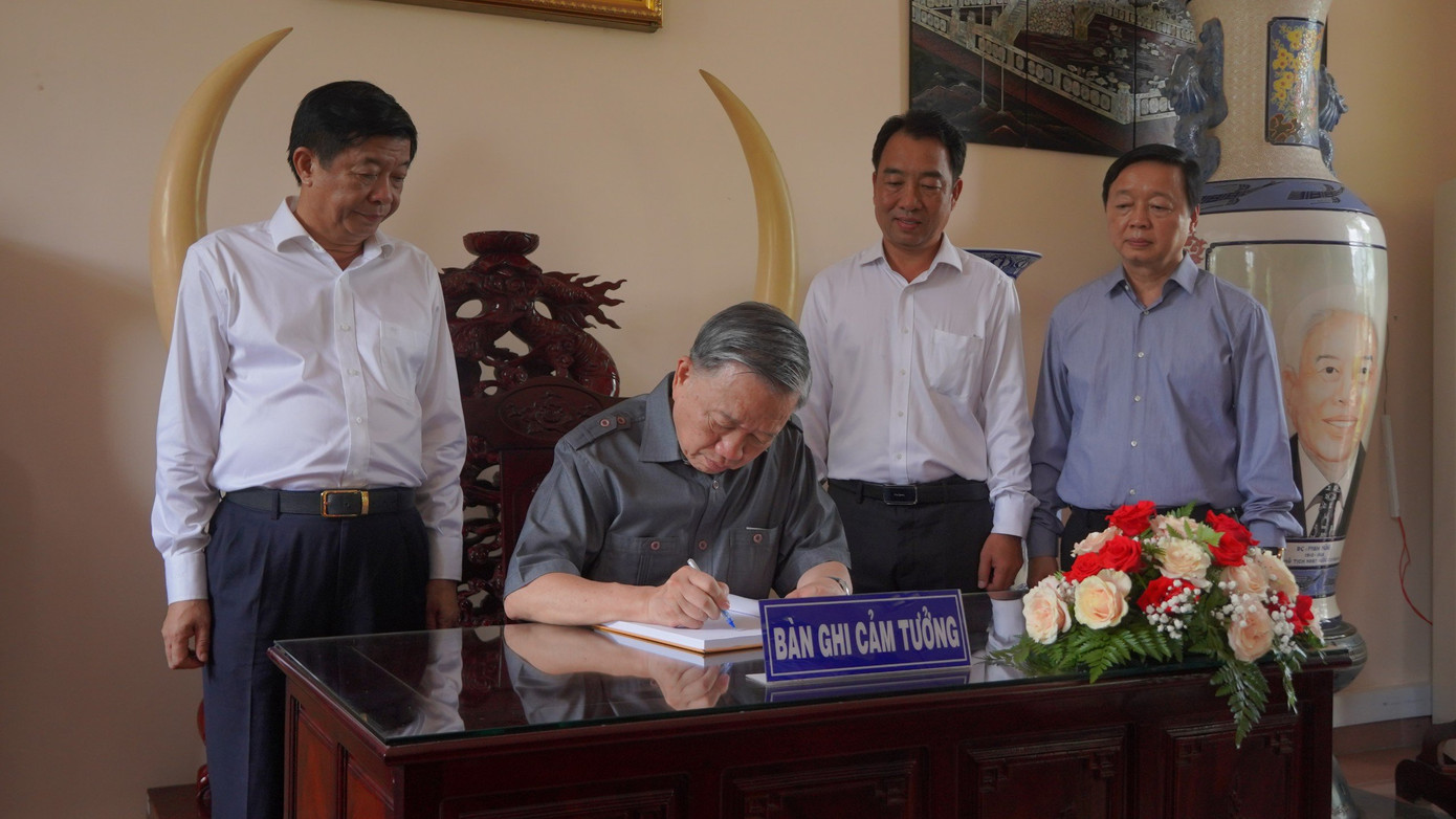 Chủ tịch nước ghi sổ cảm tưởng tại khu tưởng niệm.