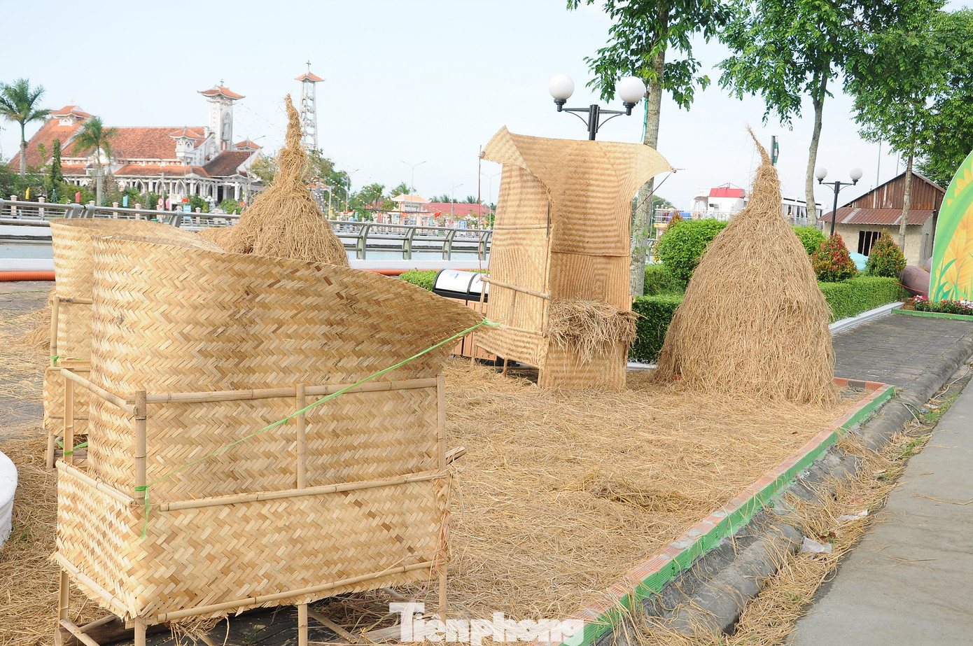 Đây là thời kỳ sản xuất hàng hóa đơn giản, xuất hiện hàng xáo trong mua bán lúa gạo; từng bước có “của ăn của để”, lúa gạo dần trở thành hàng hóa trao đổi hấp dẫn… Đây là thời kỳ sản xuất hàng hóa đơn giản, xuất hiện hàng xáo trong mua bán lúa gạo; từng bước có “của ăn của để”, lúa gạo dần trở thành hàng hóa trao đổi hấp dẫn…