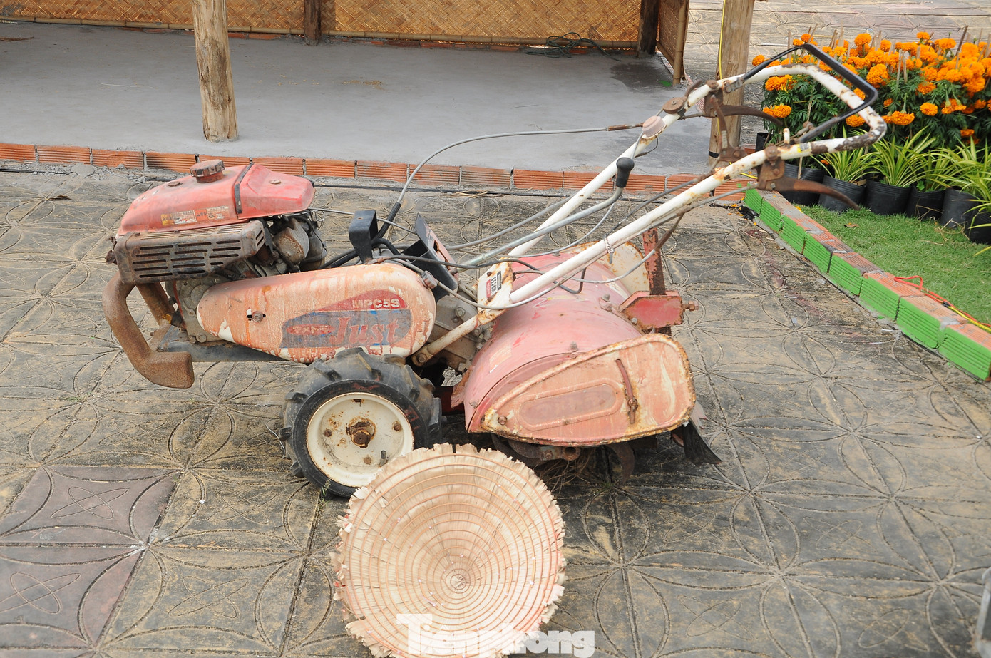 Giai đoạn 2 là thời kỳ kinh tế tiểu nông, sử dụng trâu, bò… làm sức kéo; cấy lúa bằng cây nọc, trồng lúa mùa, thâm canh; xuất hiện máy cày tay trong vài hộ gia đình có điều kiện. Các mô hình nông cụ thời kỳ này được triển lãm như: máy cày tay, vòng gặt, cặp đập lúa, máy tuốt lúa bằng tay, gốc rạ bẻ cò, bao lúa, lưỡi liềm, dao gặt, nhíp, xuồng máy… Giai đoạn 2 là thời kỳ kinh tế tiểu nông, sử dụng trâu, bò… làm sức kéo; cấy lúa bằng cây nọc, trồng lúa mùa, thâm canh; xuất hiện máy cày tay trong vài hộ gia đình có điều kiện. Các mô hình nông cụ thời kỳ này được triển lãm như: máy cày tay, vòng gặt, cặp đập lúa, máy tuốt lúa bằng tay, gốc rạ bẻ cò, bao lúa, lưỡi liềm, dao gặt, nhíp, xuồng máy…