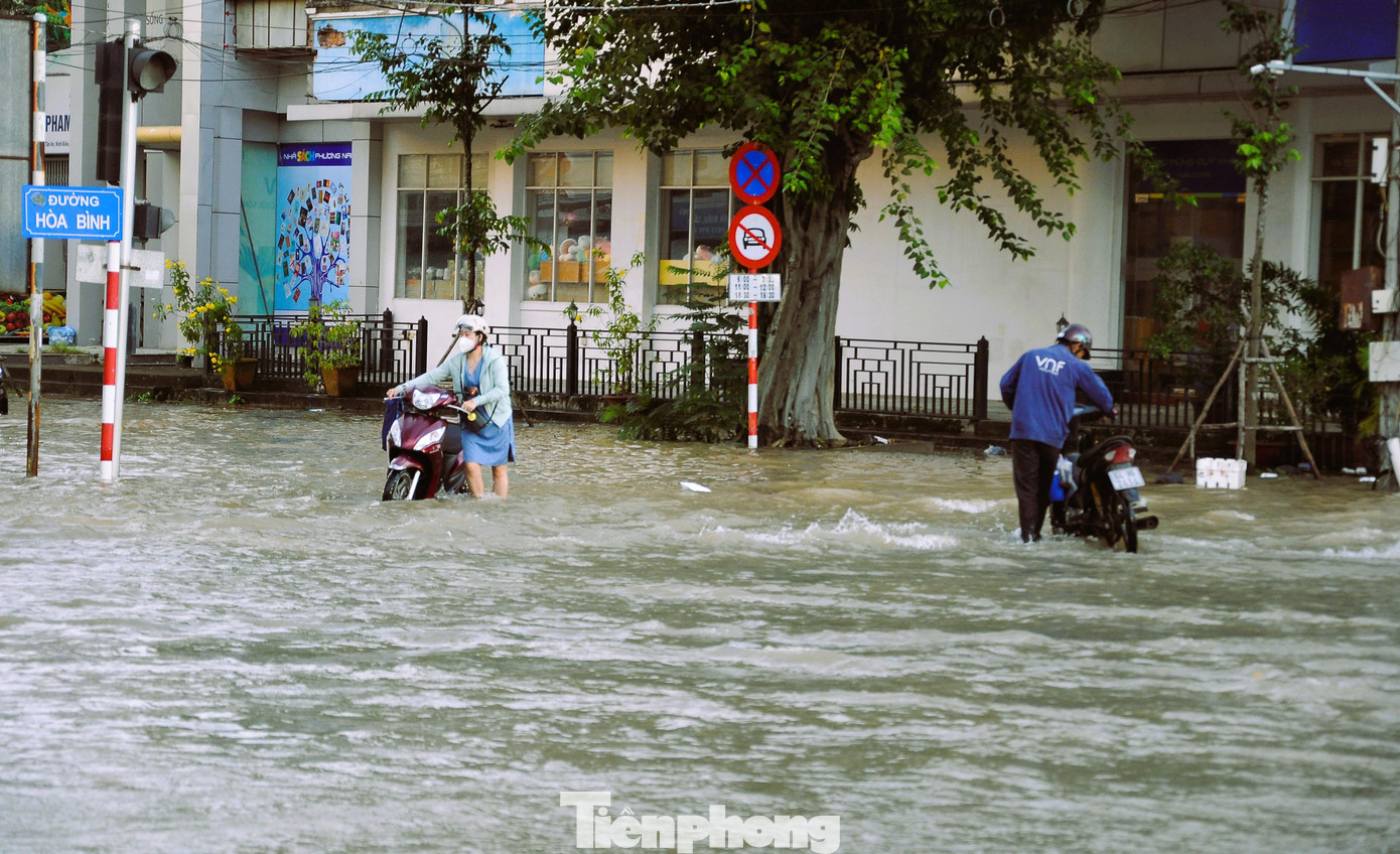 Giao lộ Hòa Bình - Ngô Quyền.
