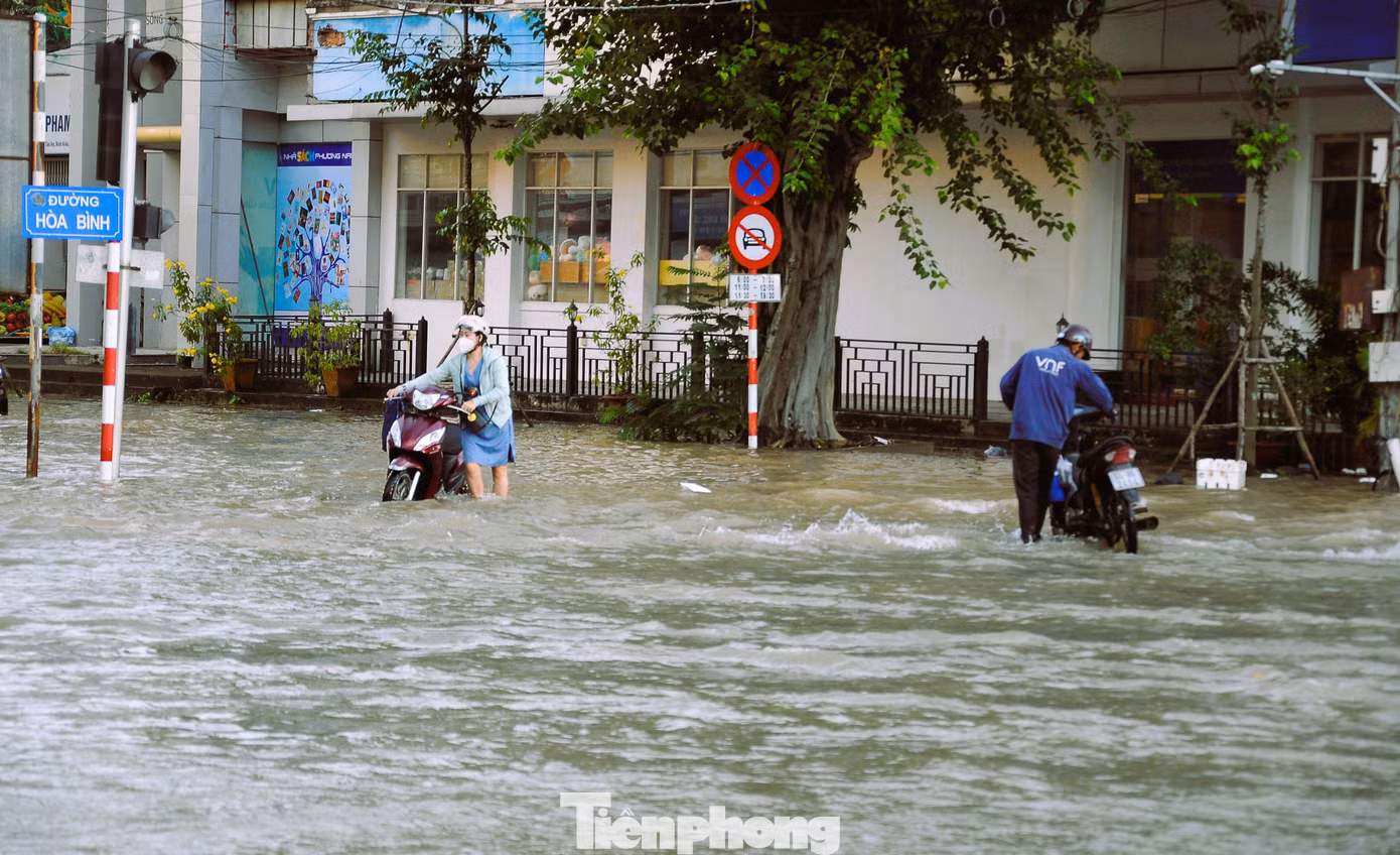 Giao lộ Hòa Bình - Ngô Quyền.