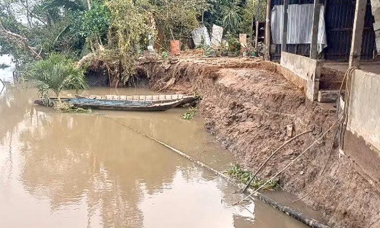 Trong vài ngày tại huyện Châu Thành, tỉnh Hậu Giang đã xảy ra 4 vụ sạt lở. Trong vài ngày tại huyện Châu Thành, tỉnh Hậu Giang đã xảy ra 4 vụ sạt lở.