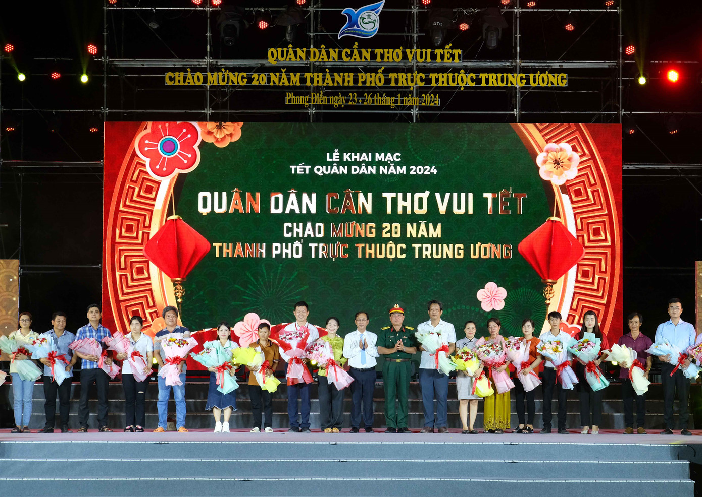 Ban tổ chức tặng hoa cho các đơn vị đồng hành. Ban tổ chức tặng hoa cho các đơn vị đồng hành.