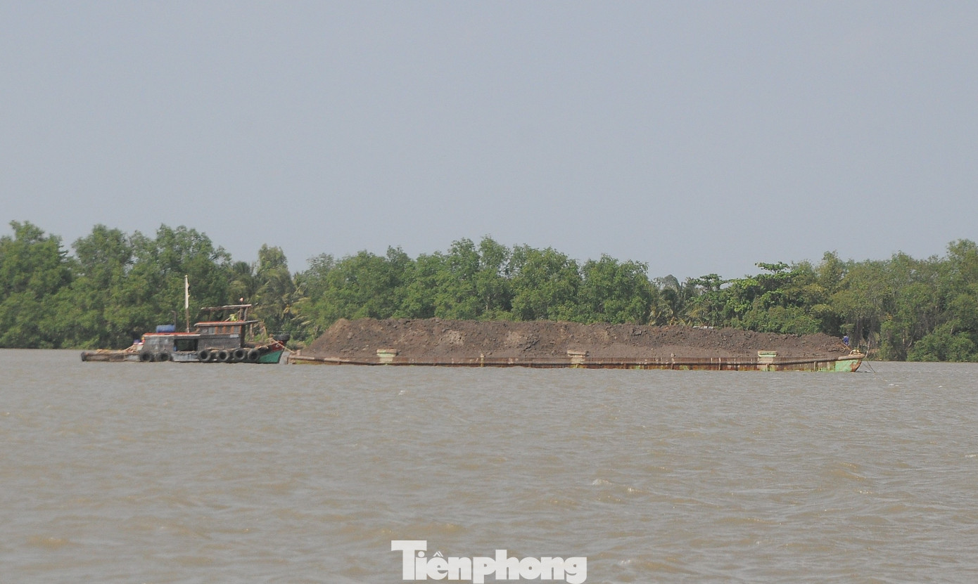 Khai thác cát sông ở Đồng bằng sông Cửu Long. Ảnh minh họa