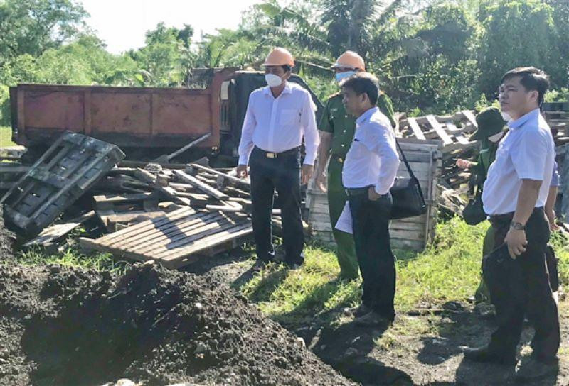 Lãnh đạo UBND tỉnh Trà Vinh kiểm tra hiện trường vụ chôn lấp chất thải. Ảnh: X.K
