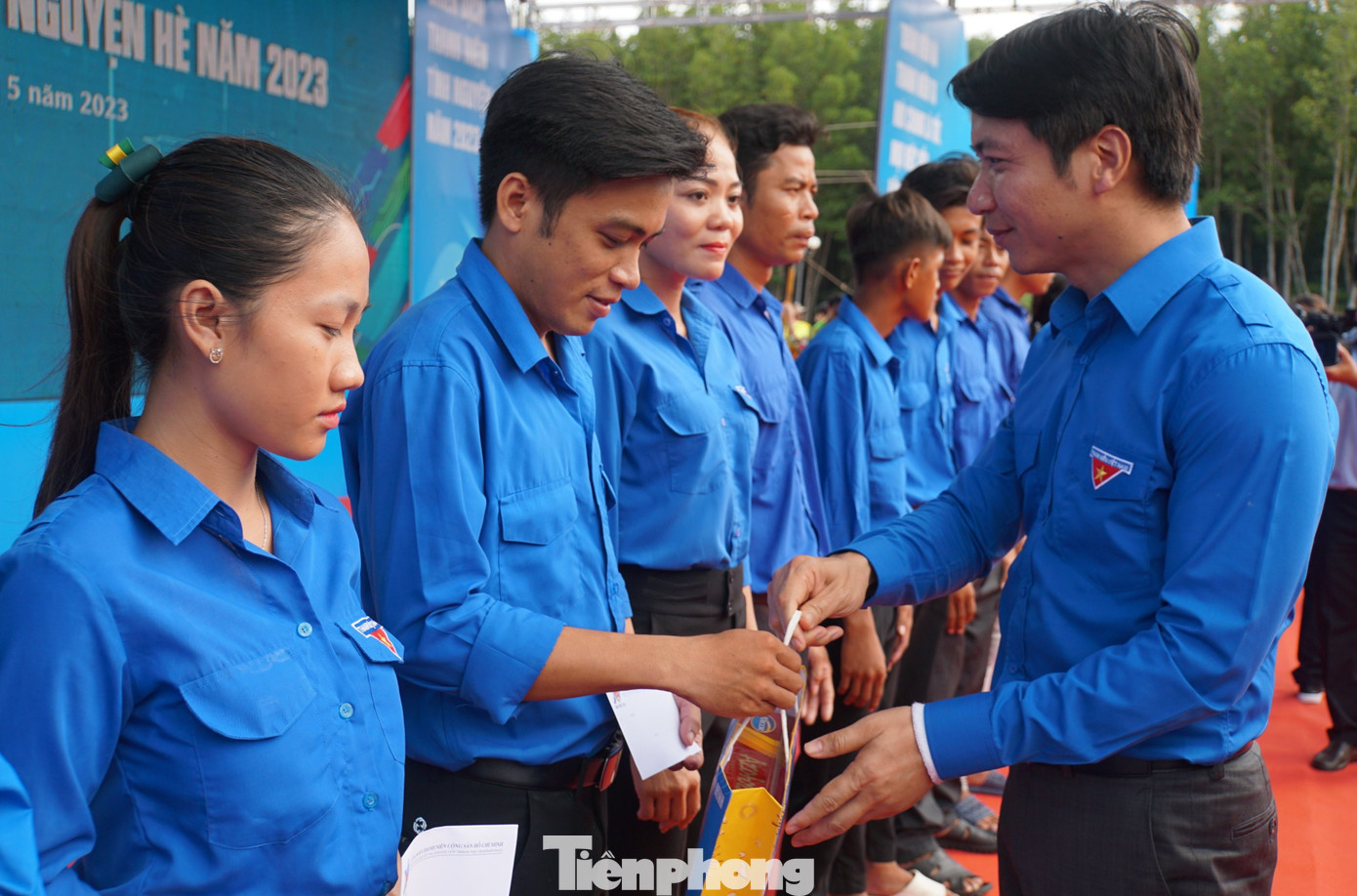 Bí thư Thường trực T.Ư Đoàn, Chủ tịch Trung ương Hội LHTN Việt Nam Nguyễn Ngọc Lương tặng quà cho đoàn viên thanh niên địa phương.