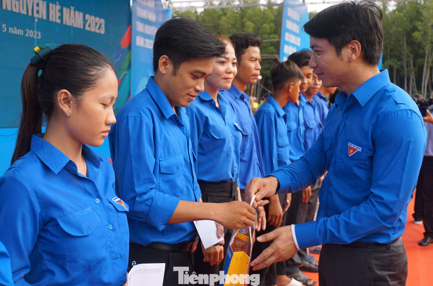 Bí thư Thường trực T.Ư Đoàn, Chủ tịch Trung ương Hội LHTN Việt Nam Nguyễn Ngọc Lương tặng quà cho đoàn viên thanh niên địa phương.