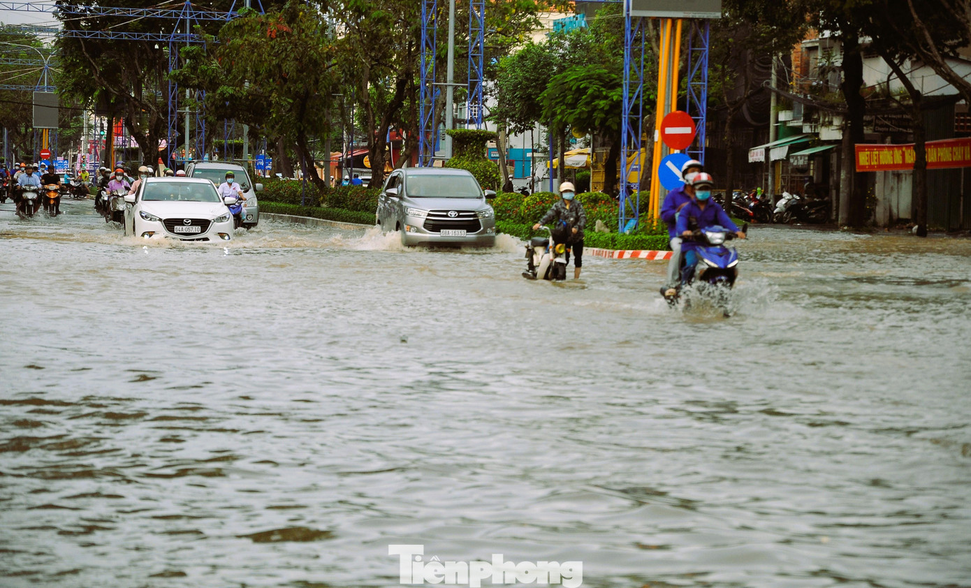 Đại lộ Hòa Bình, tuyến đường trung tâm tại quận Ninh Kiều ngập sâu.
