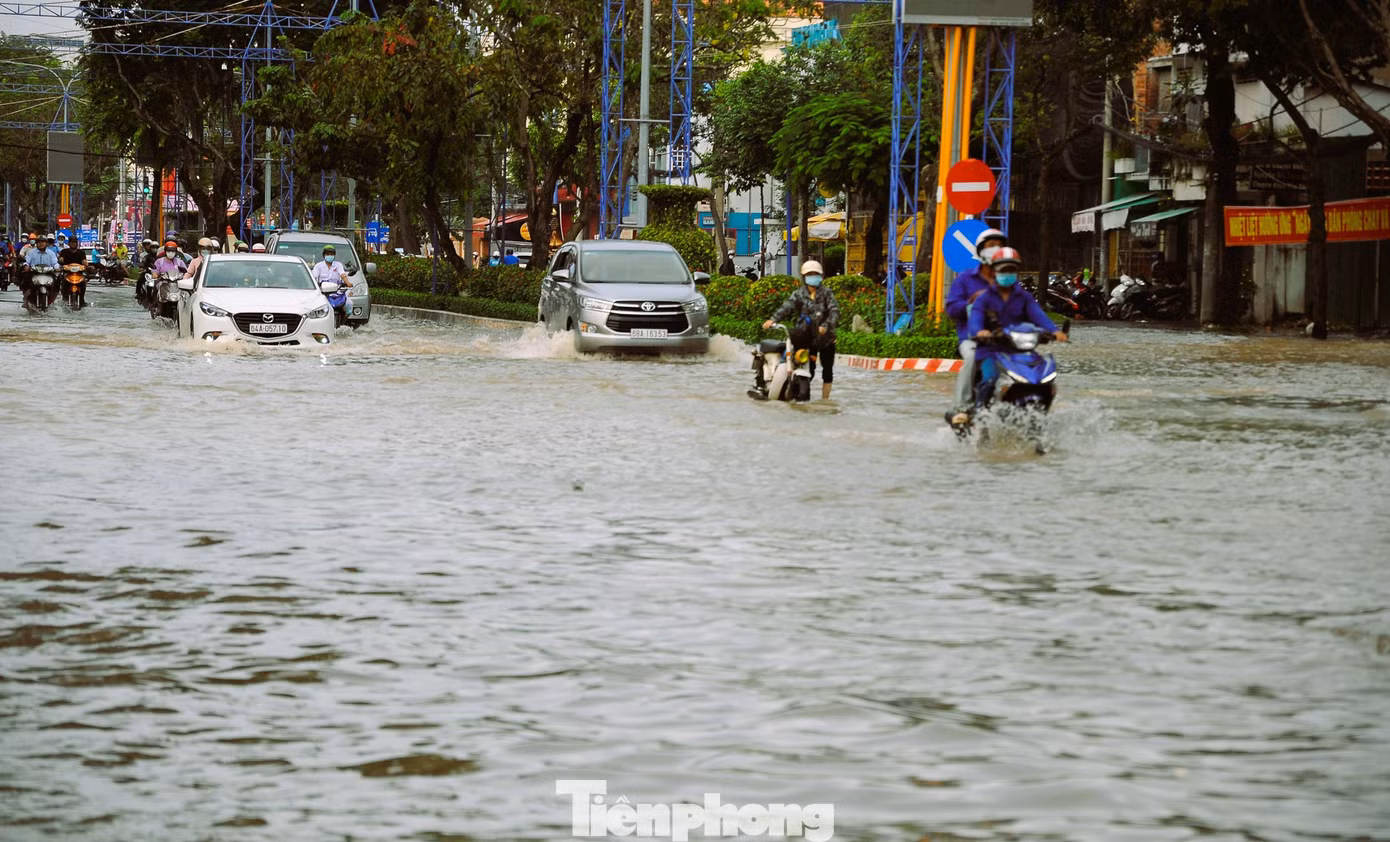 Đại lộ Hòa Bình, tuyến đường trung tâm tại quận Ninh Kiều ngập sâu.