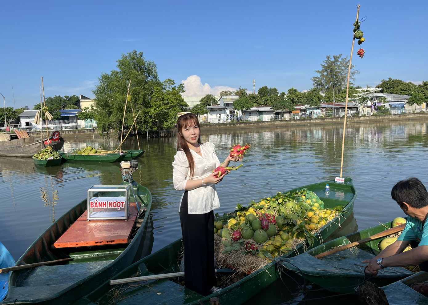 Sông nước, chợ nổi là “đặc sản” của du lịch Hậu Giang nói chung và Ngã Bảy nói riêng. Sông nước, chợ nổi là “đặc sản” của du lịch Hậu Giang nói chung và Ngã Bảy nói riêng.