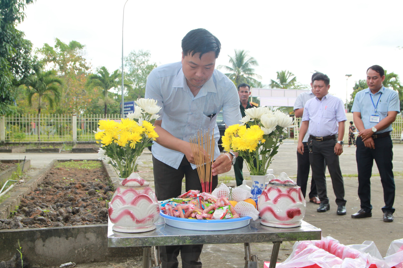 Đại diện lãnh đạo địa phương thắp hương bàn giao hai hài cốt liệt sĩ về Nghĩa trang Liệt sĩ tỉnh Hậu Giang. Ảnh: Văn Nguyễn. Đại diện lãnh đạo địa phương thắp hương bàn giao hai hài cốt liệt sĩ về Nghĩa trang Liệt sĩ tỉnh Hậu Giang. Ảnh: Văn Nguyễn.