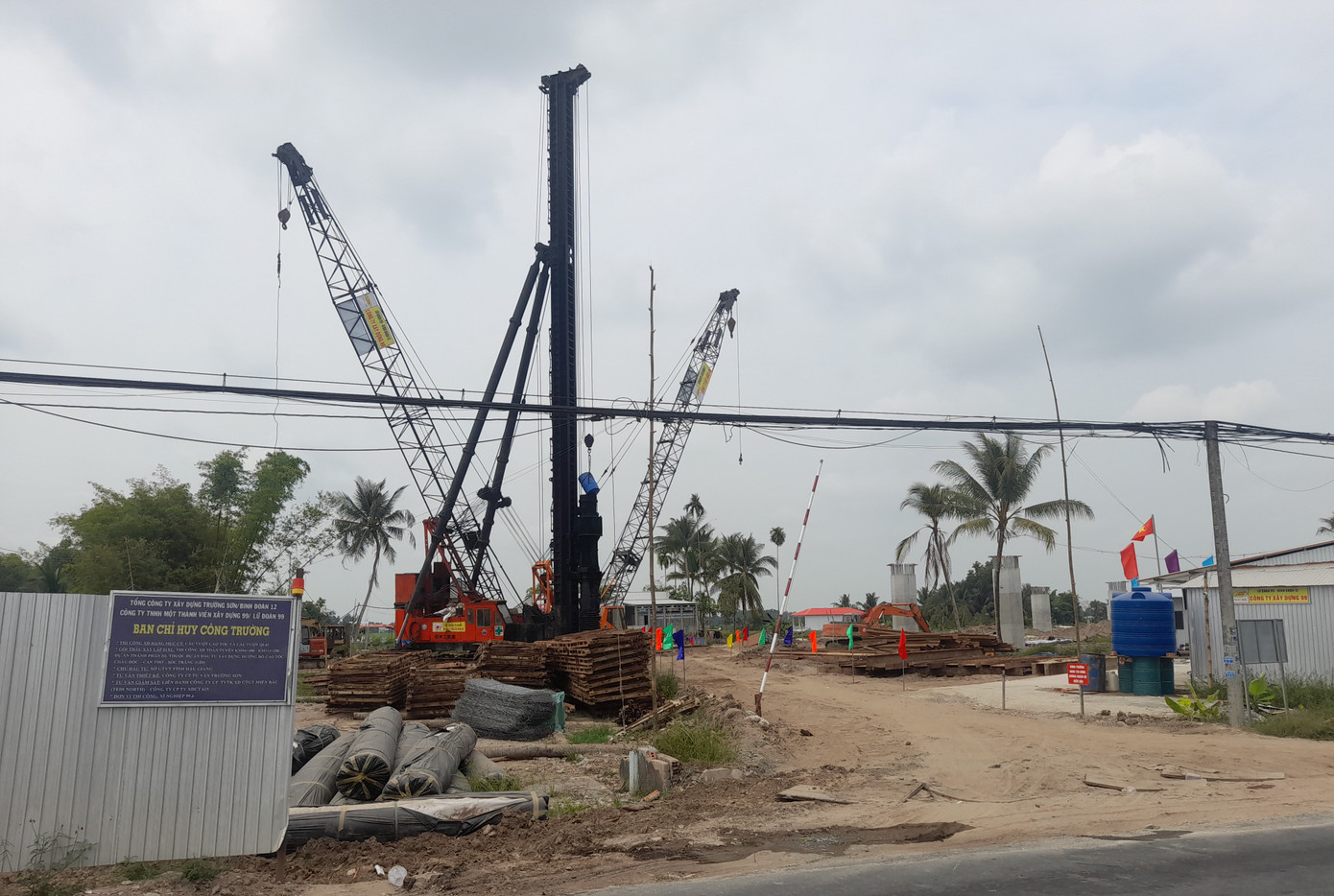 Dự án Châu Đốc - Cần Thơ - Sóc Trăng đoạn qua Hậu Giang (dự án thành phần 3) cũng đã có nguồn cát từ An Giang. Ông Mai Văn Tân – Giám đốc Sở GTVT Hậu Giang (chủ đầu tư dự án) cho biết, với khối lượng cát An Giang cung cấp khoảng 2,6 triệu m3, trong khi dự án qua tỉnh cần 6 triệu m3, Hậu Giang đang tiếp tục tìm nguồn hỗ trợ từ các tỉnh khác.