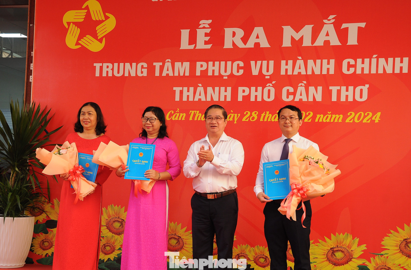 Chủ tịch UBND thành phố Cần Thơ Trần Việt Trường trao các quyết định bổ nhiệm lãnh đạo Trung tâm. Ảnh: CK