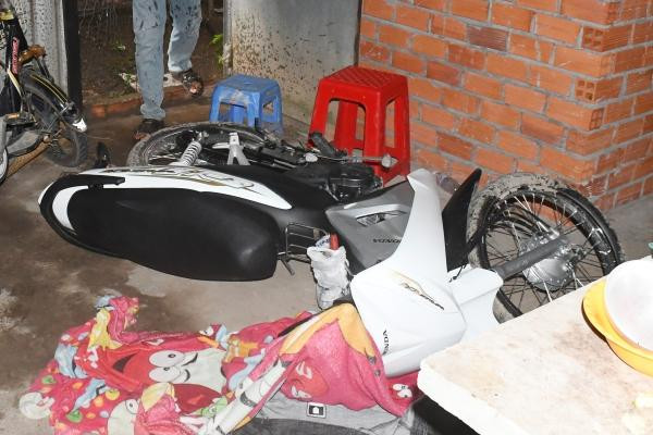 Lê Văn Chuột cùng tang vật.