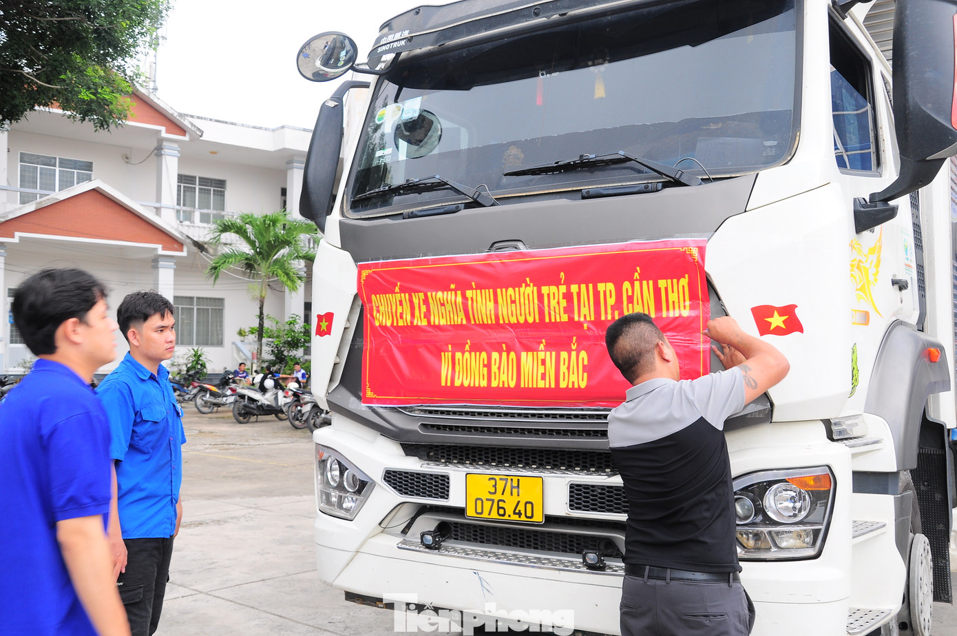 Tài xế Nguyễn Văn Long (42 tuổi, quê Hà Tĩnh) cho biết, đây là chuyến thứ 3 anh tình nguyện chở hàng hóa cứu trợ bà con bị ảnh hưởng bởi cơn bão số 3, hai chuyến trước anh chở từ Cà Mau và Long An. Dự kiến trưa Chủ Nhật hàng hỗ trợ sẽ có mặt ở Thái Bình. Tài xế Nguyễn Văn Long (42 tuổi, quê Hà Tĩnh) cho biết, đây là chuyến thứ 3 anh tình nguyện chở hàng hóa cứu trợ bà con bị ảnh hưởng bởi cơn bão số 3, hai chuyến trước anh chở từ Cà Mau và Long An. Dự kiến trưa Chủ Nhật hàng hỗ trợ sẽ có mặt ở Thái Bình.