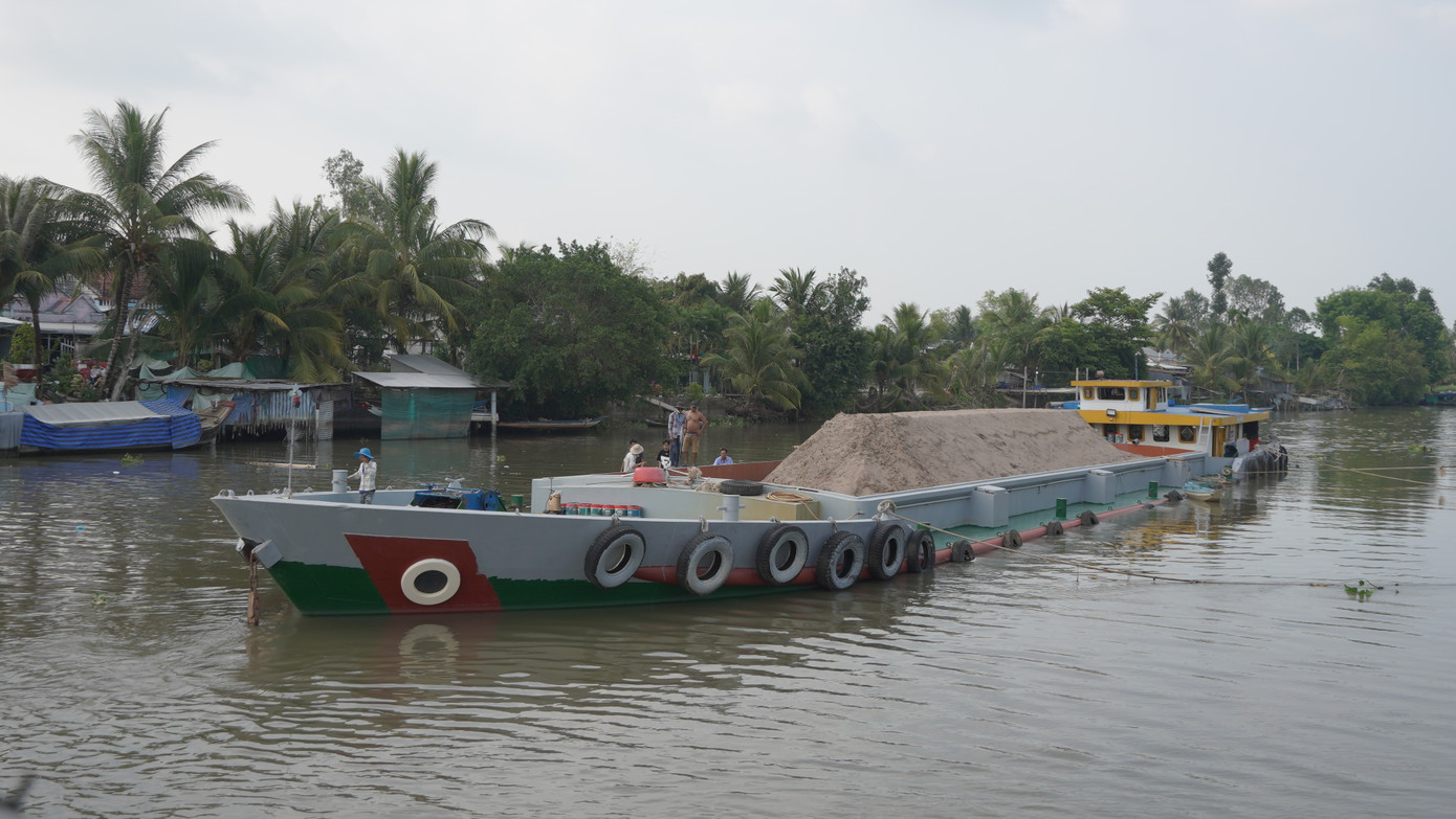 Theo đại diện đơn vị vận chuyển cát, mỏ cát Bình Phước Xuân ở An Giang có công suất khai thác hơn 5.000 m3/ngày. Mỗi sà lan chở cát đều được gắn thiết bị định vị và theo dõi trên điện thoại nên lịch trình di chuyển của cát đều được nắm rõ, đảm bảo tính công khai, minh bạch…