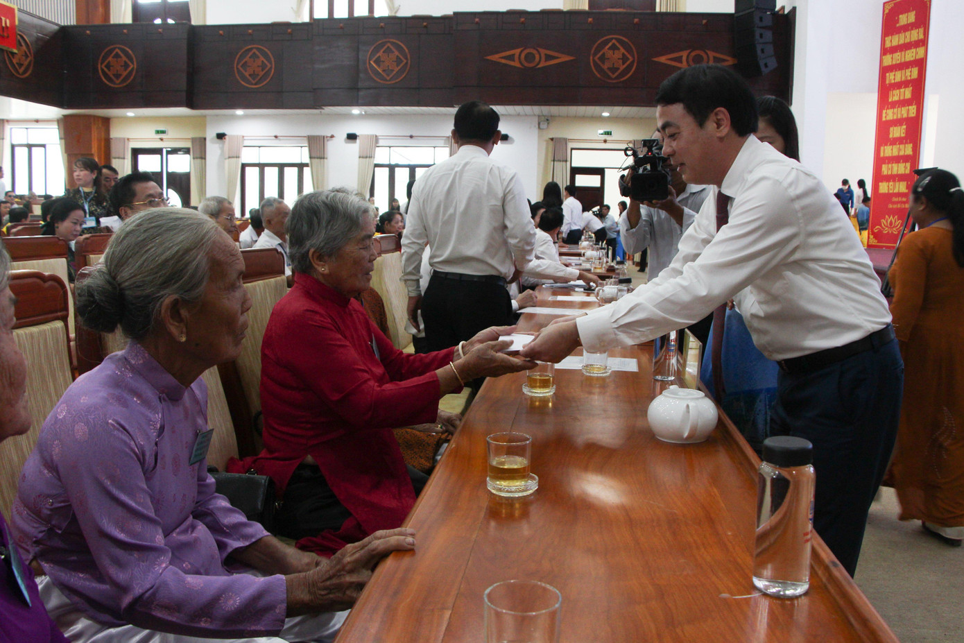 Bí thư Tỉnh ủy Hậu Giang Nghiêm Xuân Thành tặng quà cho các gia đình.