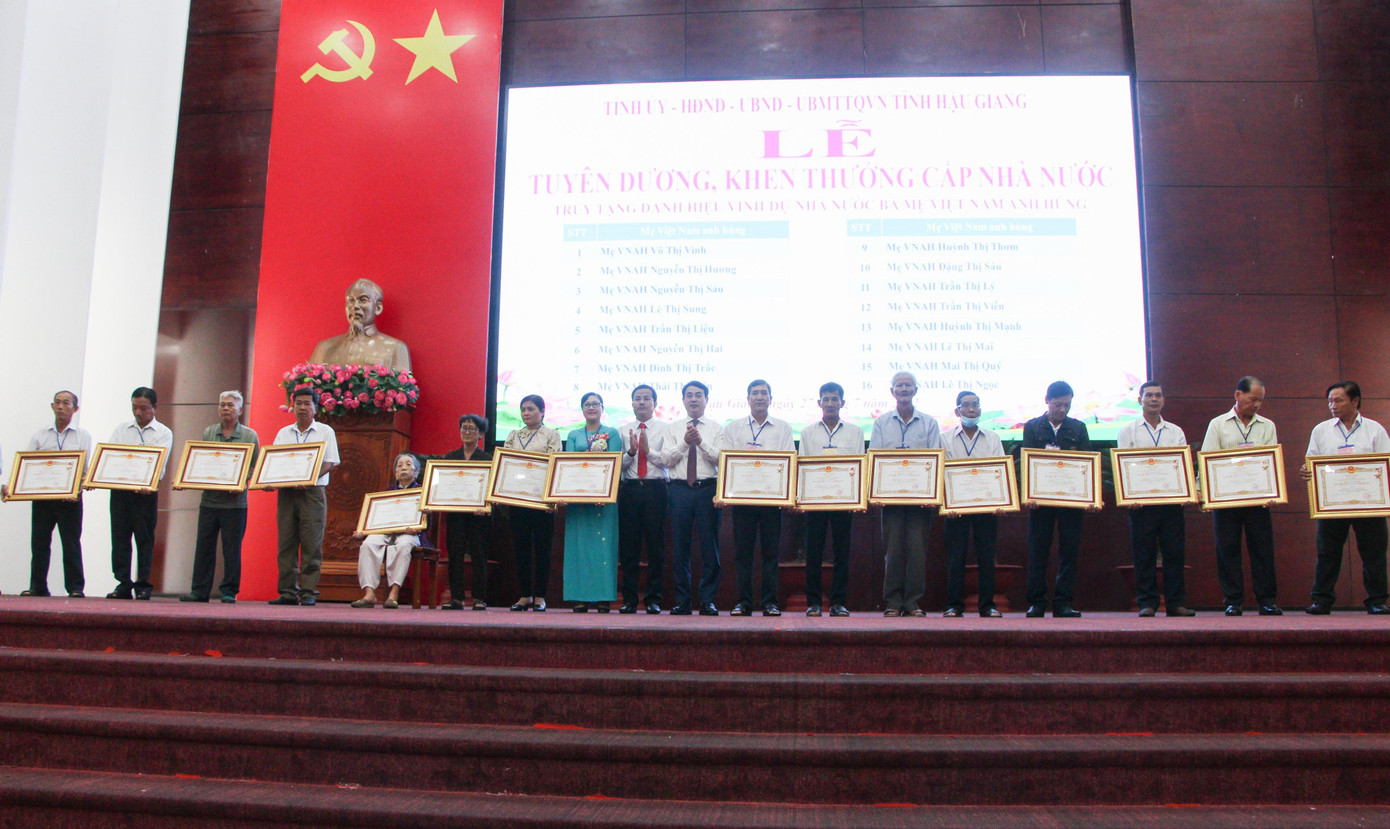 Lãnh đạo tỉnh Hậu Giang trao Bằng truy tặng danh hiệu “Bà Mẹ Việt Nam Anh hùng”.