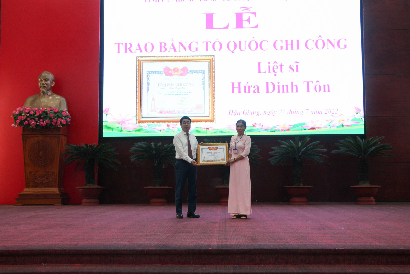 Bí thư Tỉnh ủy Hậu Giang Nghiêm Xuân Thành trao Bằng Tổ quốc ghi công cho thân nhân Liệt sĩ Hứa Dinh Tôn (xã Đông Phú, huyện Châu Thành).