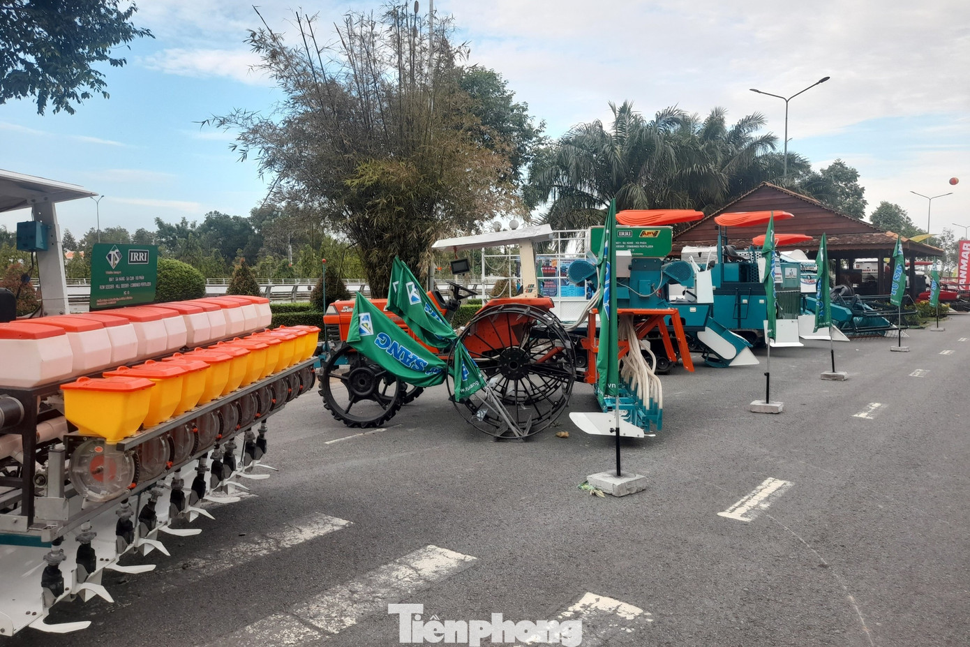 Ở giai đoạn 3, máy móc thay thế sức kéo của súc vật, cơ giới hóa đồng bộ các khâu sản xuất, bảo quản, chế biến và mua bán lúa gạo. Nghề làm nông nói chung và nghề trồng lúa nói riêng có thể đem lại sự khá giả cho hộ gia đình. Ở giai đoạn 3, máy móc thay thế sức kéo của súc vật, cơ giới hóa đồng bộ các khâu sản xuất, bảo quản, chế biến và mua bán lúa gạo. Nghề làm nông nói chung và nghề trồng lúa nói riêng có thể đem lại sự khá giả cho hộ gia đình.