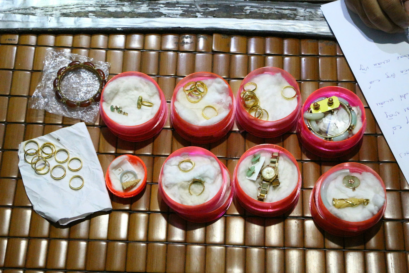 Số vàng được phát hiện trong két sắt của Phượng. Số vàng được phát hiện trong két sắt của Phượng.