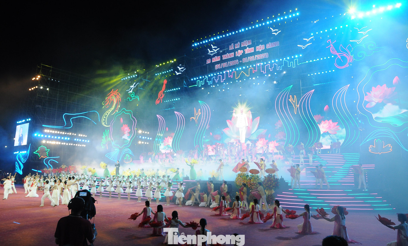 Chương trình nghệ thuật chào mừng 20 năm thành lập tỉnh Hậu Giang. Chương trình nghệ thuật chào mừng 20 năm thành lập tỉnh Hậu Giang.