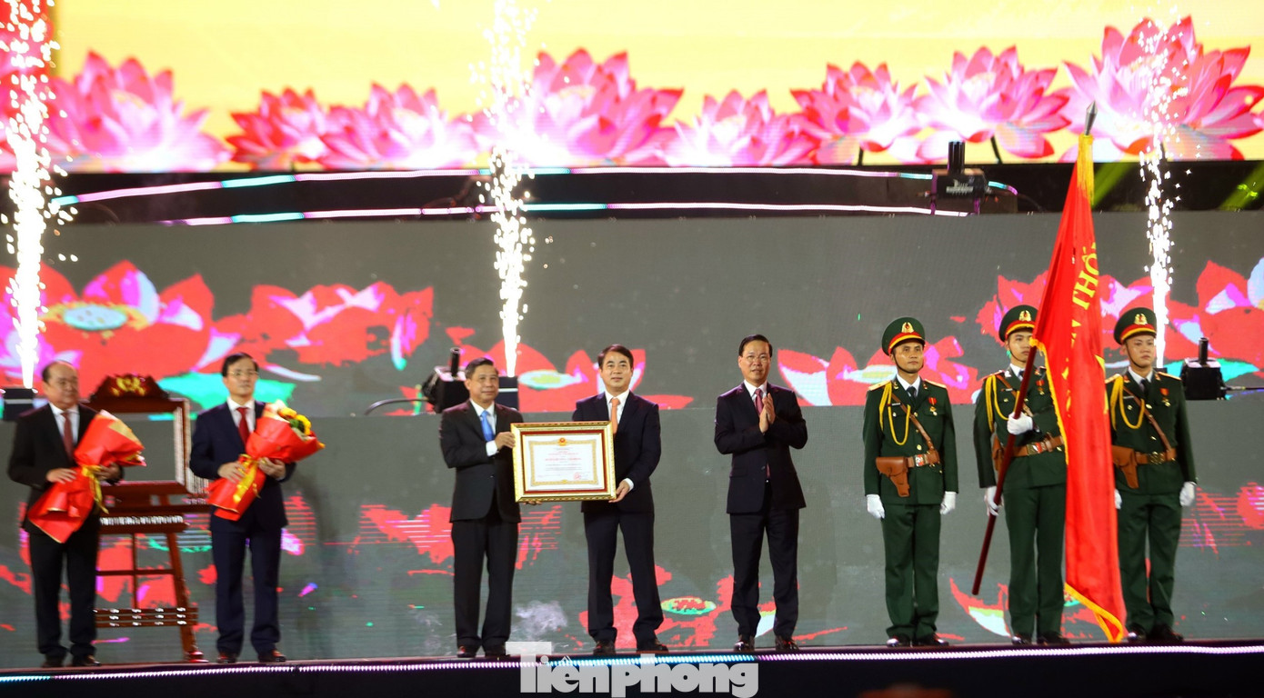 Chủ tịch nước trao Huân chương Lao động hạng Nhất cho tỉnh Hậu Giang. Chủ tịch nước trao Huân chương Lao động hạng Nhất cho tỉnh Hậu Giang.